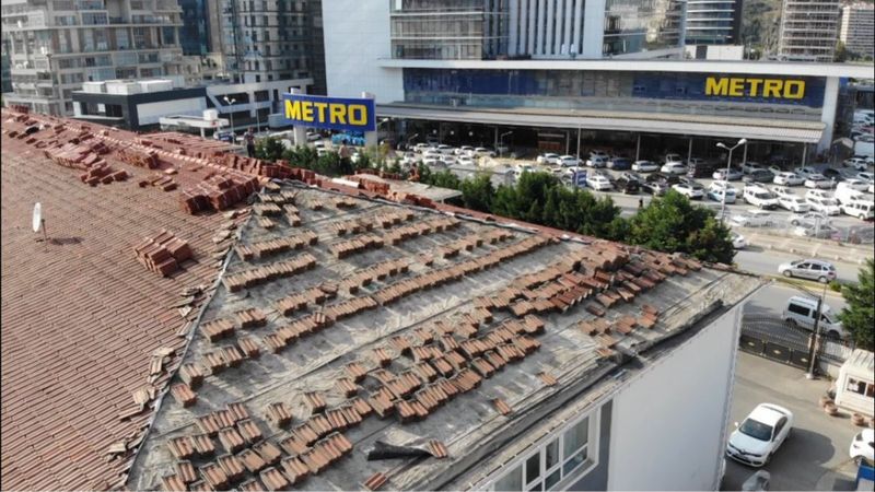 Kağıthane'deki okul çatısından öğrencilerin olduğu bahçeye kiremit atıldı