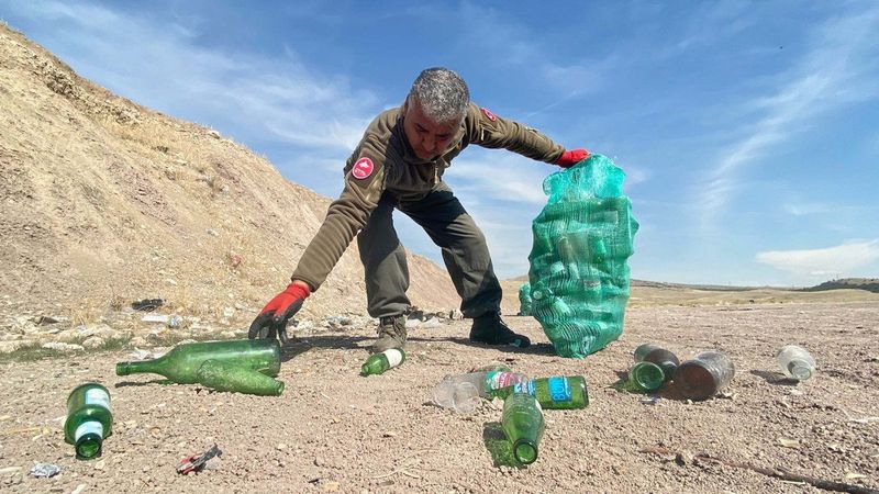 Ankara'da köpeğinin ayağını cam kesen adam, gönüllü şişe topladı