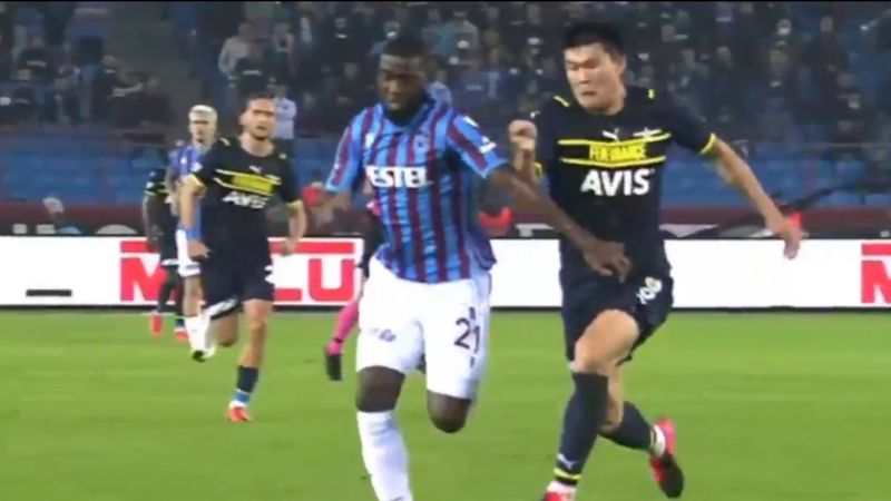 Kim Min Jae'nin kırmızı kart gördüğü pozisyon