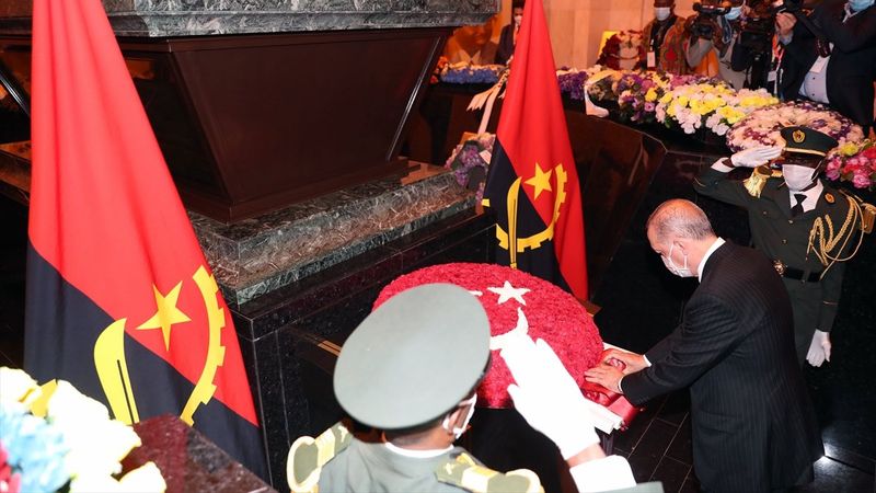 Cumhurbaşkanı Erdoğan'dan Angola'nın ilk Cumhurbaşkanı Neto'nun mezarına ziyaret