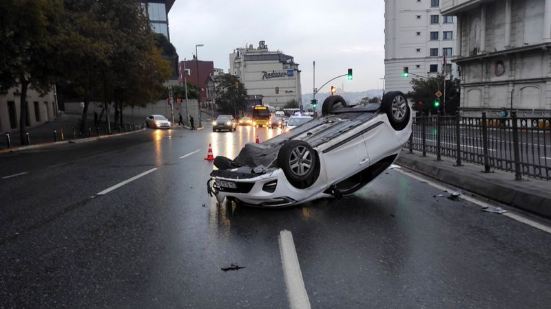 Beyoğlu’nda takla atan otomobilin sürücüsü kaçtı