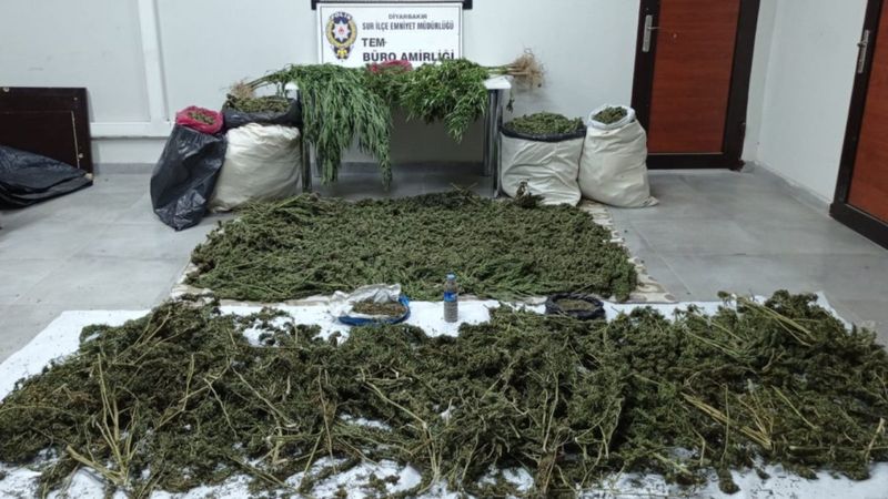 Diyarbakır'da uyuşturucu operasyonu: 4 gözaltı