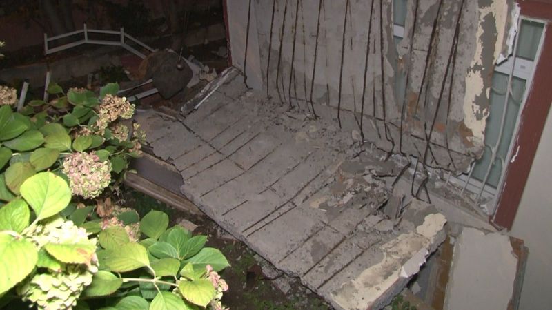 Avcılar'daki apartmanın balkonu çöktü