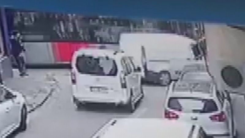 İstanbul'da panelvan tipi araç tramvay yoluna girdi