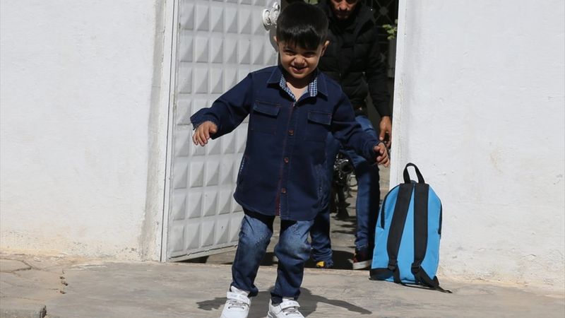 Mardin’de protez bacağına kavuşan Muhammed, okula başladı