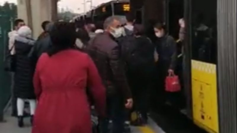 Arızalanan metrobüsteki yolcular araç değiştirdi