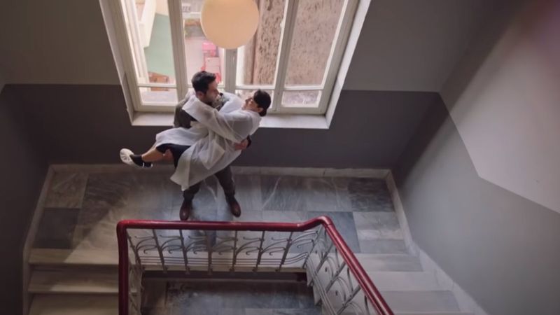 Masumlar Apartmanı 43. bölüm ön izleme: Safiye büyük aşkı Naci'nin kollarında!