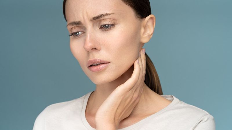 Tiroid hormonlarınızın dengesiz olduğunun 6 belirtisi