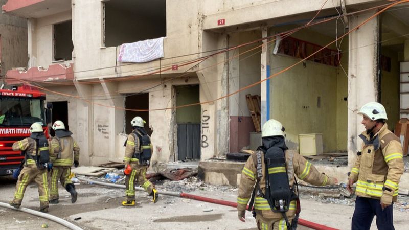 Fikirtepe'de kentsel dönüşümdeki evde çıkan yangın binalara sıçradı
