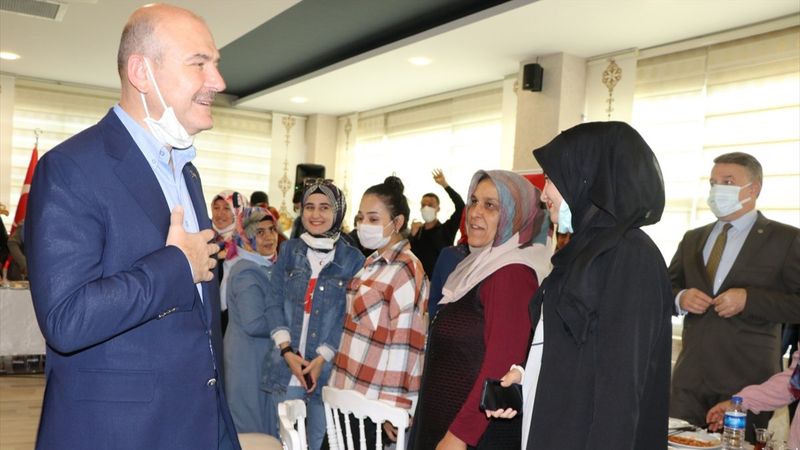 Süleyman Soylu, evlat nöbeti tutan ailelerle kahvaltıda buluştu