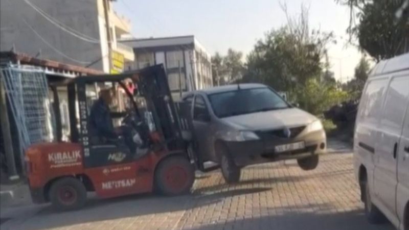 Manisa’da, yolu kapatan otomobili forklift ile kaldırıp kenara koydu