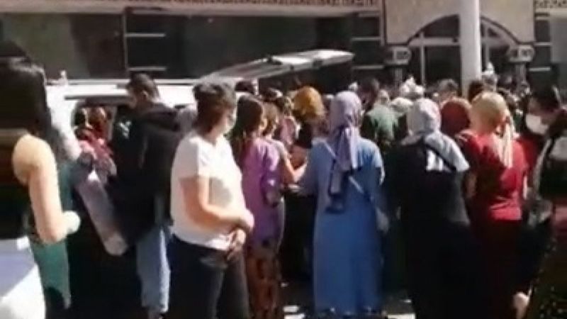 Adana’da ucuz halı kampanyası, izdihama neden oldu