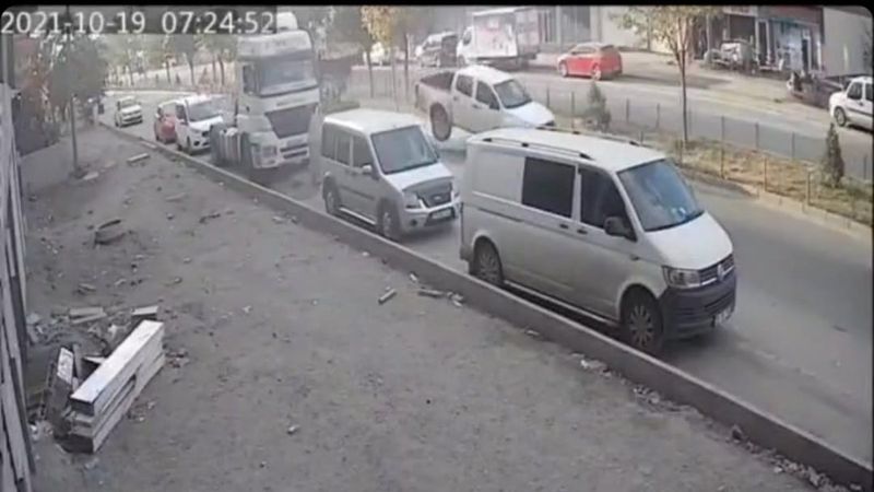 Iğdır'da rögar kapağı kaza yaptırdı