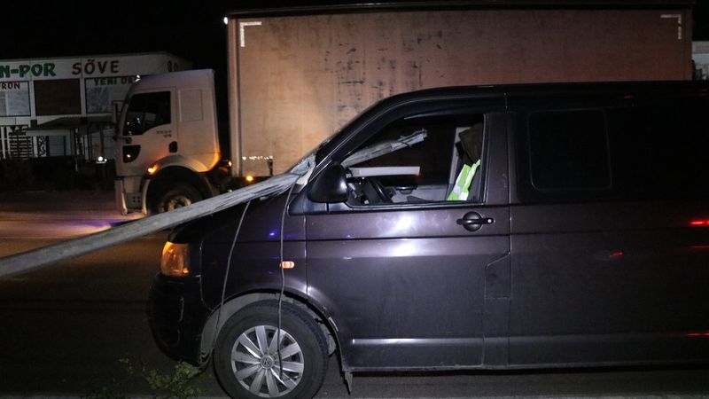 Afyonkarahisar'da direksiyon hakimiyetini kaybeden tır, elektrik direğini devirdi