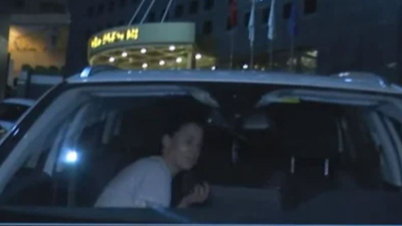 Engincan Ural iki kadınla otele gitti