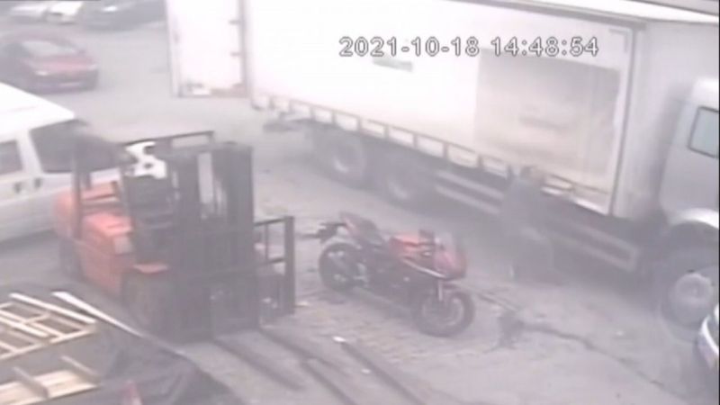 Bağcılar'da kayan kamyonu tutmak isterken hastanelik oldu