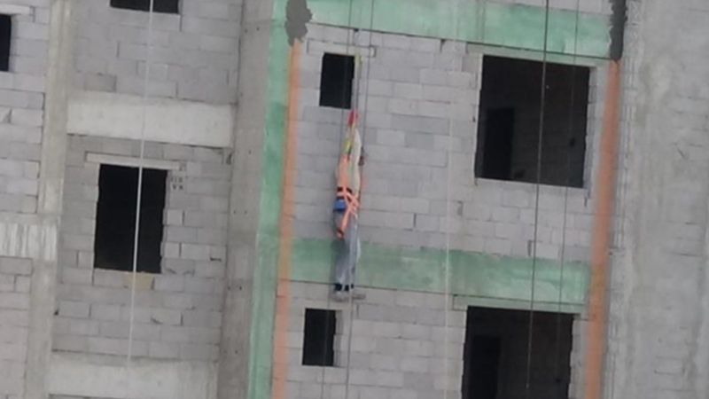 Osmaniye'de inşaattan düşen işçiyi emniyet halatı kurtardı