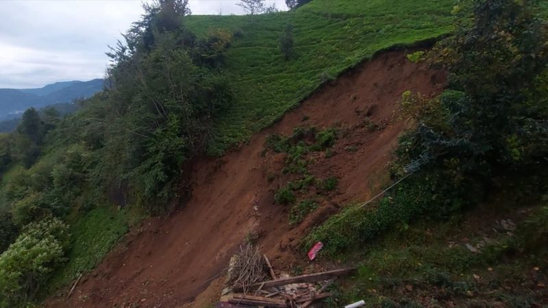 Rize'de çay tarlasında heyelan anı