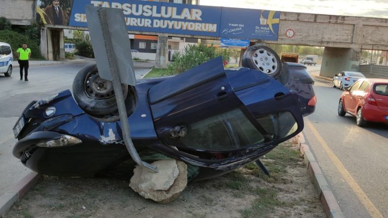 Mersin'deki kazada tabela, takla atan aracın içine girdi