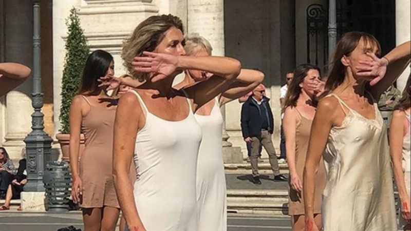 İtalya'da kapatılan hava yolu şirketinin çalışanları, soyunarak protesto yaptı