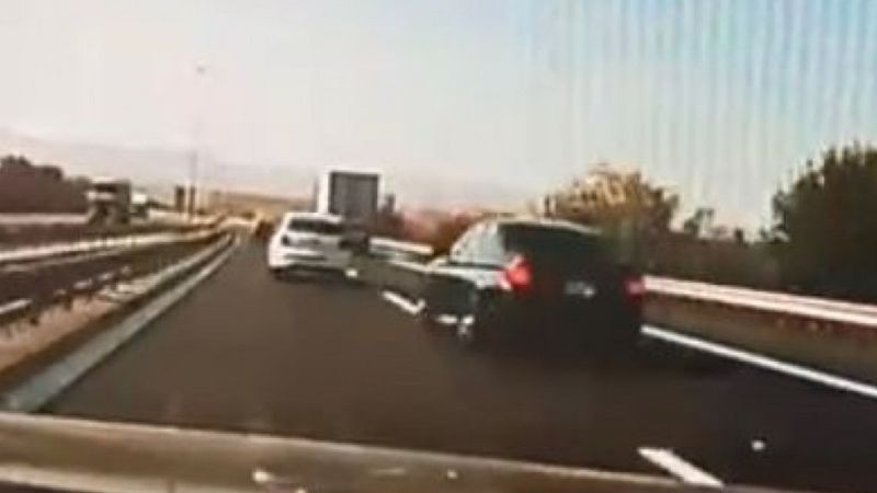 Hadımköy'de iki otomobil sürücüsü yarışırken böyle kaza oldu