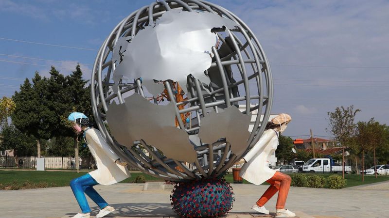 Denizli'de sağlıkçı heykelleri tepki çekti