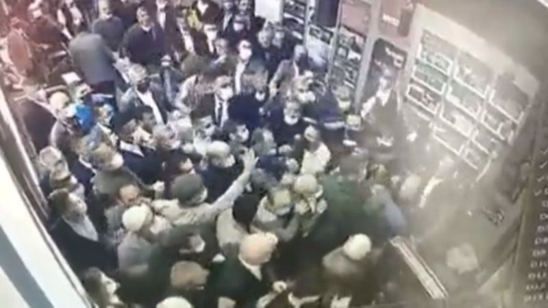 Mansur Yavaş'ın korumalarının Beyaz TV muhabirine saldırdığı anlar