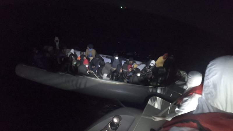 İzmir açıklarında 38 düzensiz göçmen yakalandı