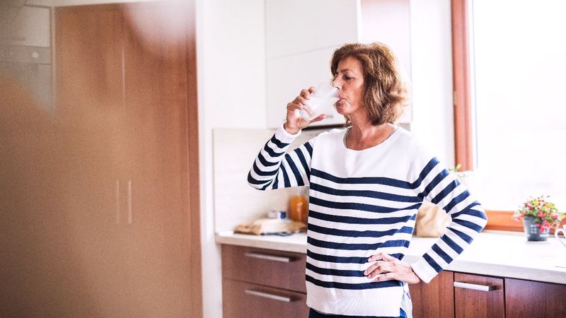 Ayakta su içmemeniz için 4 neden