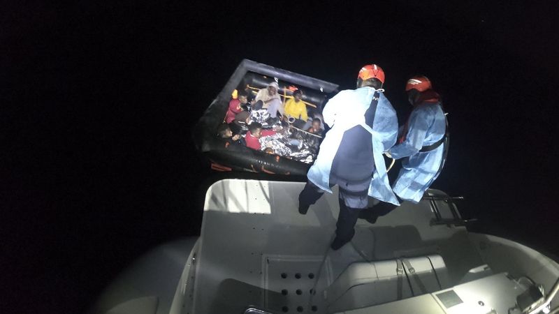 Kuşadası açıklarında 25 düzensiz göçmen kurtarıldı
