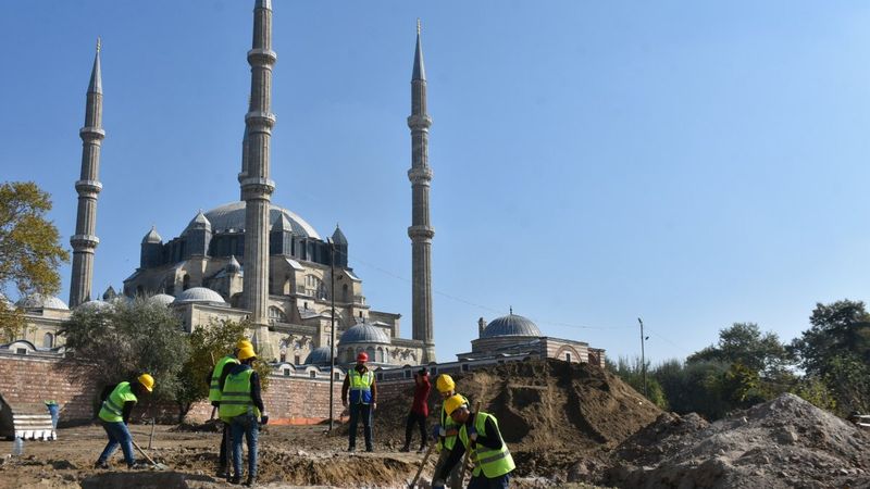 Selimiye Camii'ndeki kazı çalışmalarında Roma döneminden mezar bulundu