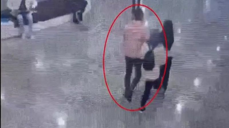 Bakırköy'deki AVM'de monttan telefon çalınma anı kamerada