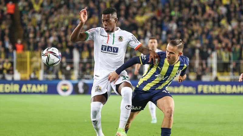 Fenerbahçe evinde Alanyaspor'a mağlup oldu