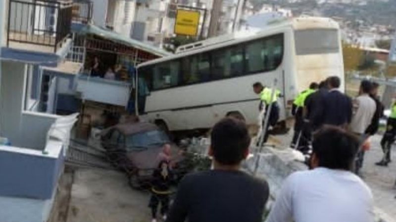 Aydın'da minibüsün altında kalmaktan son anda kurtuldu