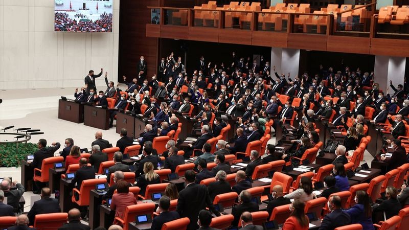 Irak ve Suriye tezkeresi Meclis'ten geçti