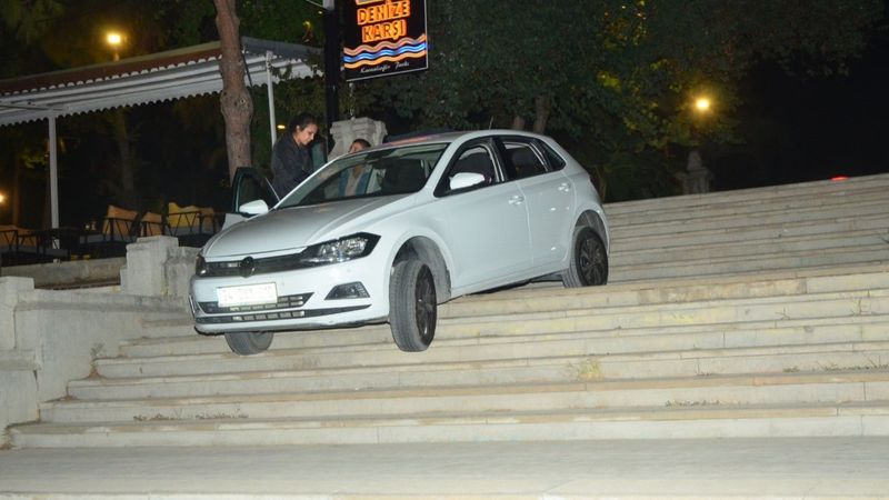 Antalya'da navigasyona uydu, parkın merdivenlerinde asılı kaldı