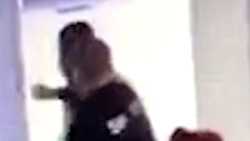 İngiltere'de güvenlik görevlisi, siyahi adamı tek yumrukla bayılttı