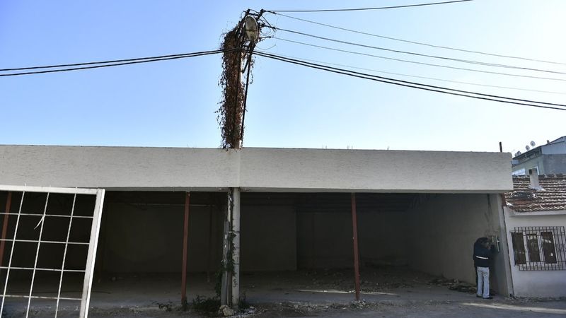 Bursa’da, elektrik direkli kaçak iş yeri yıkıldı