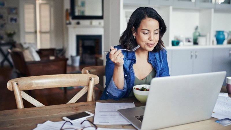 Evde çalışırken sağlıklı beslenme rutini oluşturmanın 8 yolu