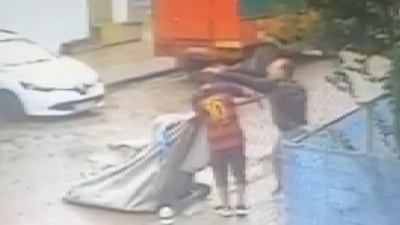 Güngören'de hurdacıyı döven adam kamerada