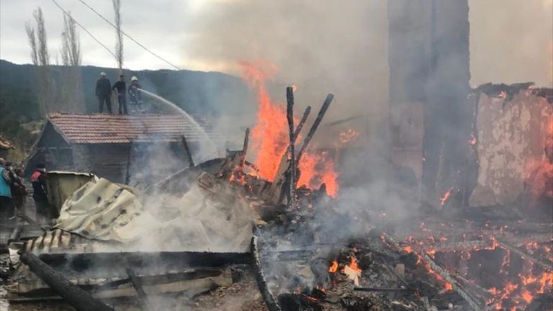 Çorum'da iki ev alevlere teslim oldu