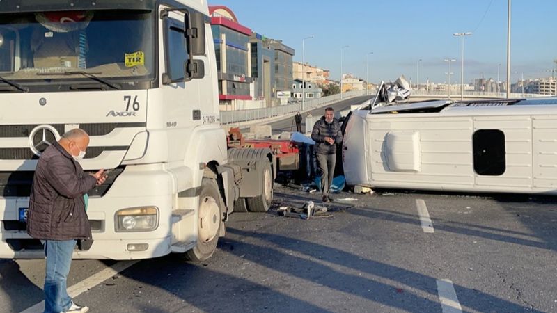 Beylikdüzü'nde işçi servisi kaza yaptı: Yaralılar var