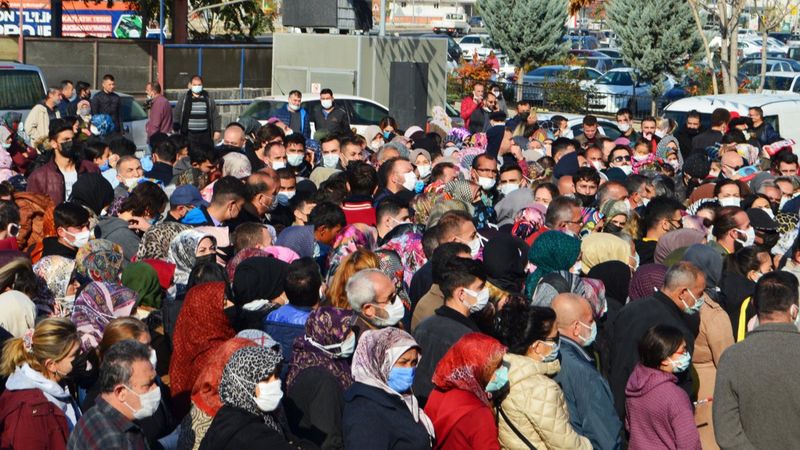 Aksaray’da marketin açılışa özel indirimi, koronavirüsü unutturdu