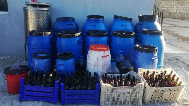 Çanakkale'de yüzlerce litre sahte içki ele geçirildi