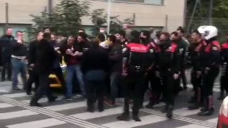 İstanbul'da moto kuryenin akrabaları, kazanın ardından taksiciye saldırdı