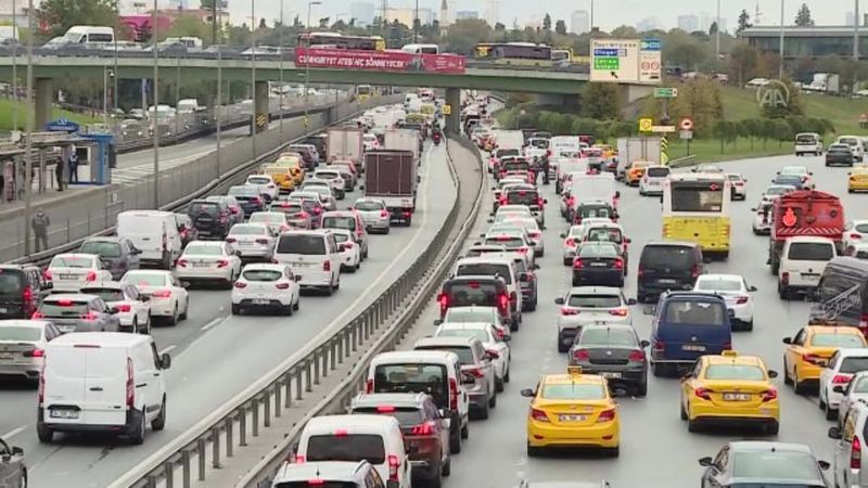 Yarım günlük mesai, İstanbul'da trafiği olumsuz etkiledi