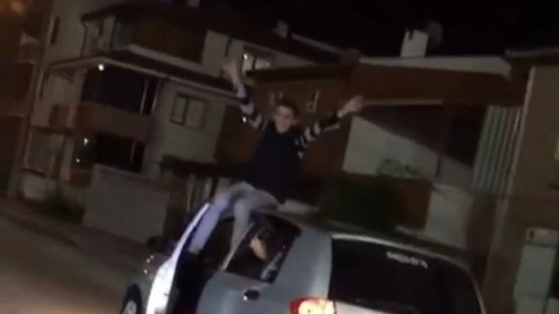 Sakarya'da seyir halindeki otomobilin direksiyonunu bıraktı