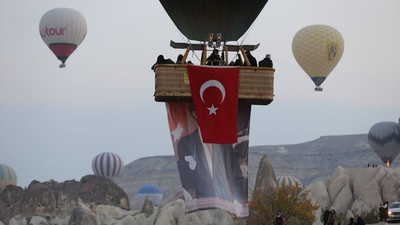 Kapadokya'da balonlar Türk bayrakları ve Atatürk posteri ile uçtu