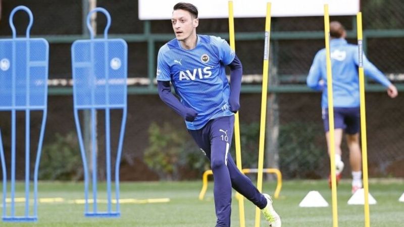 Mesut Özil sakatlandı