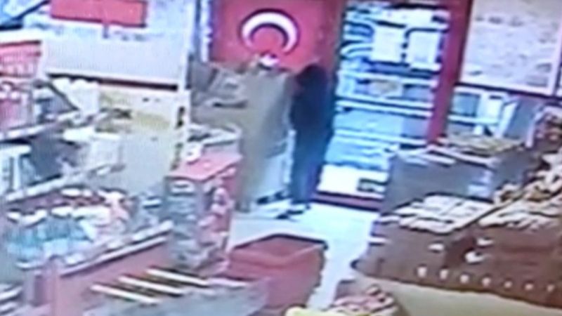 Diyarbakır'da girdiği marketteki Türk Bayrağı'nı öptü